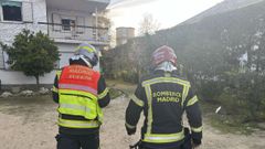 Dos bomberos en la residencia de Aravaca donde se ha producido el incendio
