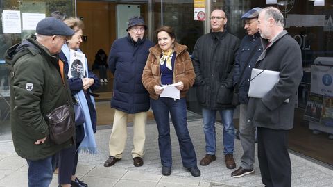 Esperanza Pieiro, en el centro, junto a otros integrantes del Foro Cidadn polo Ferrocarril frente al edificio de la Xunta, donde enviaron el escrito al Congreso.