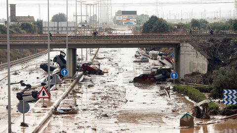 Aspecto de la carretera que une Valencia y Torrent, este jueves. La Comunitat Valenciana intenta recuperarse de la peor dana del siglo en Espaa