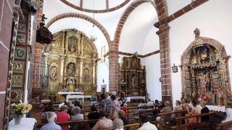 Interior de la iglesia de Montefurado durante una celebracin religiosa, en una imagen de archivo