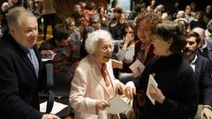 Queiz�n, nun momento do encontro, departindo con Marilar Aleixandre e Margarita Ledo.