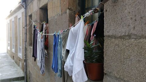 Un tendal hacia la vía pública este lunes en el barrio de Santa María, en Pontevedra.