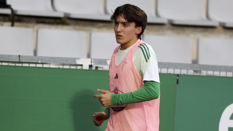 Joel Tenreiro calentando en A Malata en una de sus convocatorias con la primera plantilla del Racing. 