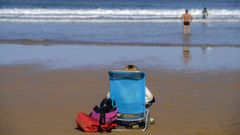 Ba�istas en la playa de San Lorenzo, en noviembre de 2022