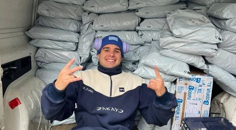 Nico L&oacute;pez, con buena parte de los pedidos de Rakayo que enviaron a sus clientes