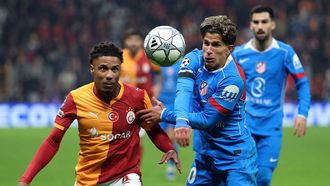 Giuliano Simeone pugna con Jakobs durante el partido entre el Atl�tico y el Galatasaray.