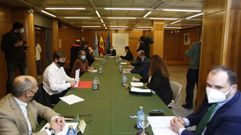 Un momento de la reuni�n de este martes en la que se constituy� la comisi�n que regir� el futuro inmediato del pazo de Meir�s