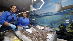 Mayuly en la pescadera este martes con su madre.