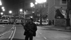 Un miembro del Grupo Especial de Operaciones de la Polic�a Nacional vigila el exterior del Congreso de los Diputados el 23-F de 1981.