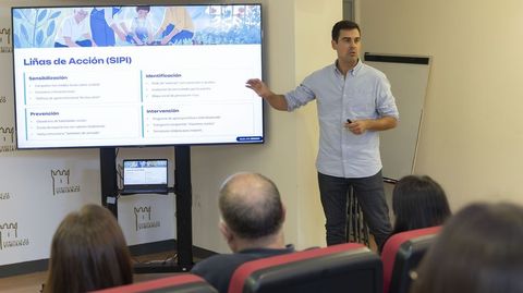 Sergio Trillo, coordinador del programa, durante su exposición