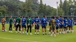 Los jugadores del Oviedo escuchan a Javi Calleja