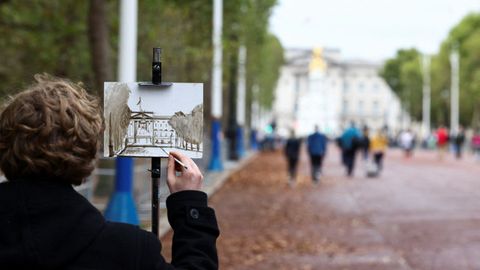 Un artista pinta el palacio de Buckingham el d�a despu�s al fallecimiento de Isabel II.