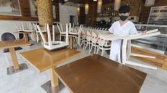 Los locales laracheses, como el c�ntrico Hermina, en la capital municipal, pueden volver a servir en el interior desde hoy 
