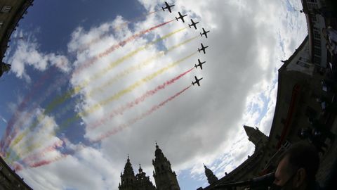 Varios aviones de la patrulla guila sobrevuelan el Obradoiro