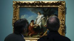 Dos personas observan el cuadro �El nacimiento de Adonis�, en el Museo del Prado