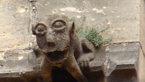 Una g�rgola simiesca reposa en la fachada de la catedral de San Salvador de Oviedo