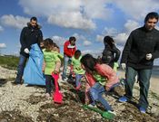Los alumnos visitaron la playa de O Bao (A Illa) para limpiar basura que hab�a en la arena, dentro del programa de educaci�n ambiental que desarrolla el centro. 