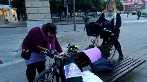 Huelguistas del 8M preparan sus bicicletas para el bicipiquete en la plaza del Humedal de Gijn