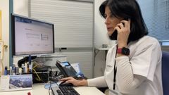 La enfermera y educadora en diabetes del CHUO, Mar�a Jos� Menor, est� al frente del servicio, junto a dos compa�eras m�s.