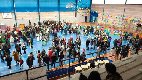 Mucha asistencia a la fiesta y concurso de disfraces celebrado en el polideportivo de Zas