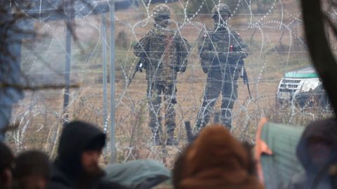 Militares polacos vigilan la alambrada fronteriza con Bielorrusia.