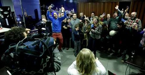 <span lang= es-es >Jubilo justificado</span>. Celebraci�n del Gordo en el bar Manhattan el d�a del sorteo. A la derecha de la imagen, el vecino de Canedo que recibi� un d�cimo a cambio de un cordero.