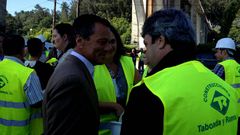 Hern�ndez saluda al concejal del PP en Paderne, Pedro L�pez R�os.