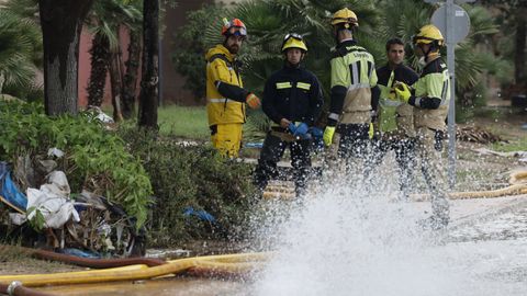 Bomberos y Policía Nacional sacan el agua del parking de Bonaire en Aldaia