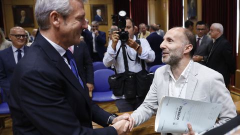 Jcome saludando a Rueda ante la mirada de Baltar.