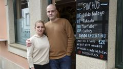 Lorena y Dar�o, al frente de la pizzer�a Plaza en Xuvia