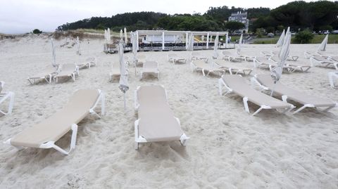 La desoladora imagen de este mircoles de julio en la playa de Areas, con el chiringuito cerrado y las tumbonas vacas.