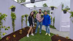 Tres de los cinco miembros del equipo ganador en el jard�n ganador del FIXA