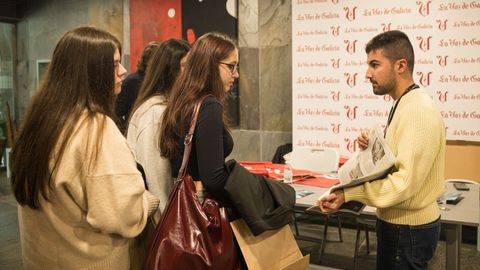 El periodista Jorge Noya muestra la Gu�a de Estudios a un grupo de estudiantes en la feria (In)f�rmate! de Vilagarc�a