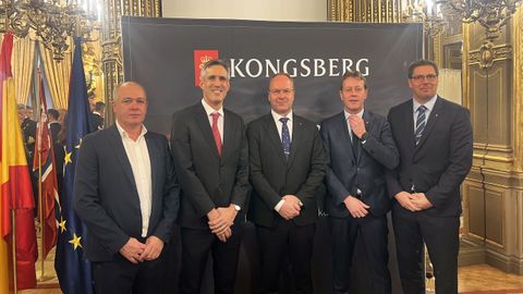 El director general de Thune Eureka, Sergio lvarez (izquierda), y el propietario y presidente de la compaa vilagarciana, Adrin Garca (a su lado), con representantes de Kongsberg Defence & Aerospace
