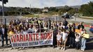 Vecinos de Caldas y de Portas que integran las plataformas vecinales contra la variante oeste, este viernes, en la rotonda de Saiar