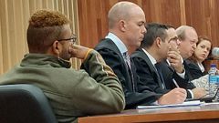 David Mac�a, de espaldas, oyendo el informe del fiscal en el juicio del crimen del profesor de Vigo