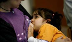 La leche materna protege a los ni�os frente a las alergias.