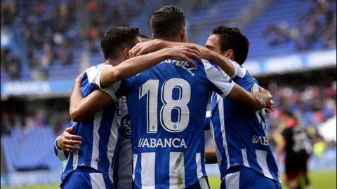 Los futbolistas del D�por celebran el gol a los 40 segundos del partido contra el Reus