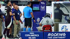 El colegiado Mario Alberto Escobar revisa una accin en el encuentro entre Mxico y Ecuador en la pasada Copa Amrica.