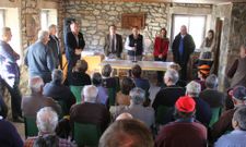 Vecinos de Los�n abordaron cuestiones de la parcelaria de la parroquia con t�cnicos de Medio Rural ayer.