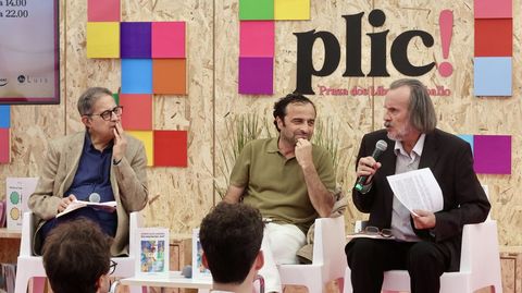 Ramón Vilar Landeira, no centro, presentou onte a sua obra «Nós estamos ben, non?», na compaña de Xosé Ameixeiras e Miguel Anxo Fernán Vello.
