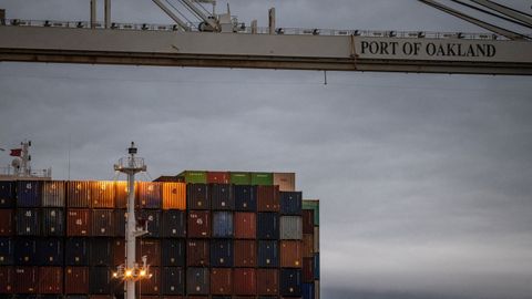 Un buque de mercanc�as atracado en el puerto de Oakland (California) tras la sentencia de la Corte Suprema que invalid� la mayor�a de los aranceles de Donald Trump.