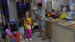 Armando Moreno muestra la pi�ata con la cara de la expresidenta peruana Dina Boluarte