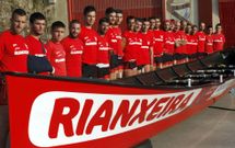 Los integrantes del plantel del club, posando para la foto de familia antes de salir para M�laga. 