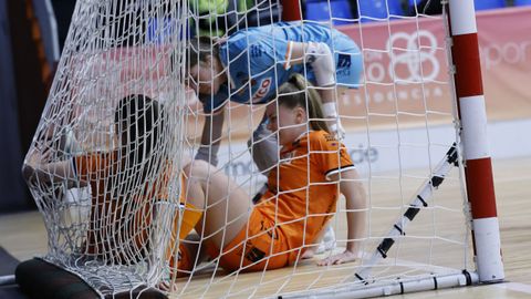 Laura Barranco, en primer t�rmino, se lamenta tras meter en propia puerta el gol que adelant� a las ceut�s en Burela. 