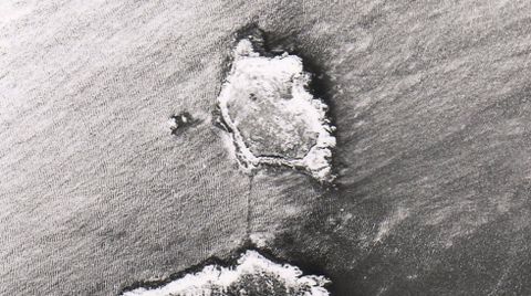 Una vista de A Creba en 1956. Antes de los aos 80 del siglo pasado solo haba tojos y roca en la isla