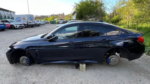 Estado en el que apareci� el turismo, montado sobre dos bloques de hormig�n y un gato