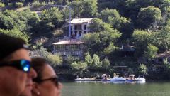 Obras de rehabilitacin de antiguas viviendas de la aldea de Pincelo, en Chantada, vistas desde el catamarn que hace la ruta del embalse de Os Peares en el ro Mio