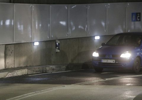 Un coche circula por el t�nel justo al llegar al bache, que se aprecia a la izquierda de la foto. 
