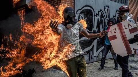 V�ctor Salazar, de 28 a�os, se prendi� fuego cuando, junto a un grupo de encapuchados, incendiaba una motocicleta en violentos enfrentamientos el 3 de mayo en Caracas.
